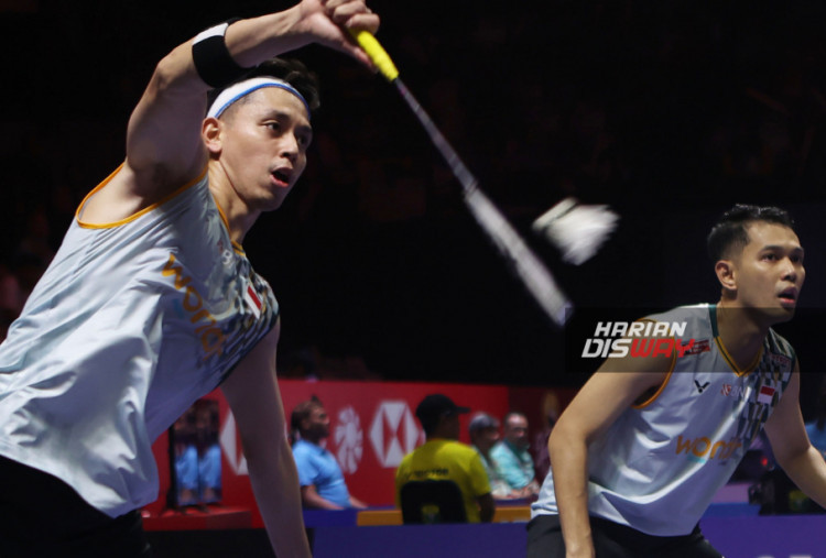 Pebulutangkis ganda Putra Indonesia Fajar Alfian/Muhammad Rian Ardianto saat tampil pada babak 32 besar Indonesia Open 2025 di Istora Senayan, Jakarta, Rabu (4/6/2025). Fajar Alfian/Muhammad Rian Ardianto melaju ke babak 16 besar usai mengalahkan pasangan ganda putra Denmark GoLundgaard/Vestergaard dengan skor 21-10, 21-19. HARITSAH ALMUDATSIR/HARIAN DISWAY
