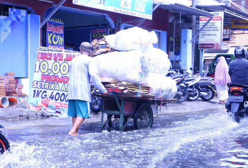 Banjir Semalaman, Jalan Desa Kedungbocok Longsor