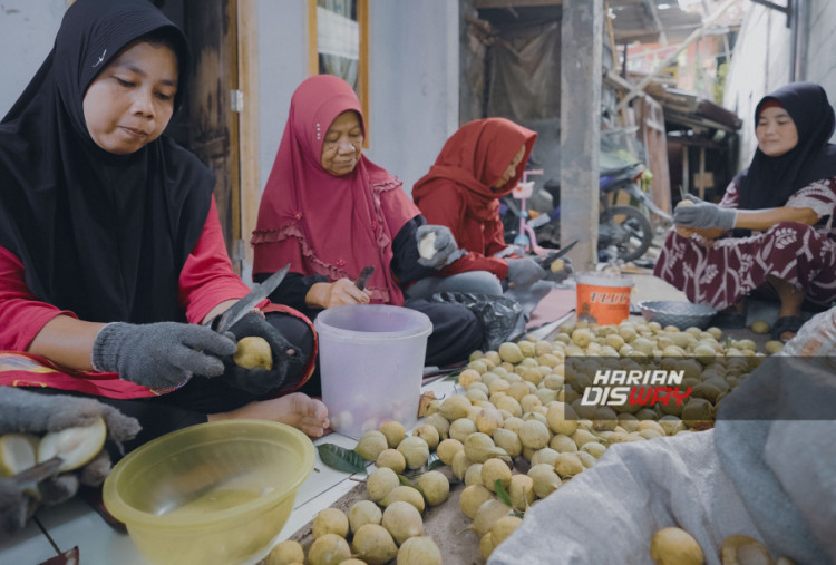 Program mendukung pengelolaan Daerah Aliran Sungai (DAS) secara terpadu dan berkelanjutan, melalui penguatan kelembagaan forum multipihak DAS, peningkatan sosial ekonomi masyarakat dengan penerapan pertanian regeneratif dan agroforestri, serta penguatan kapasitas organisasi kemasyarakatan untuk pengembangan akses pasar dan input.