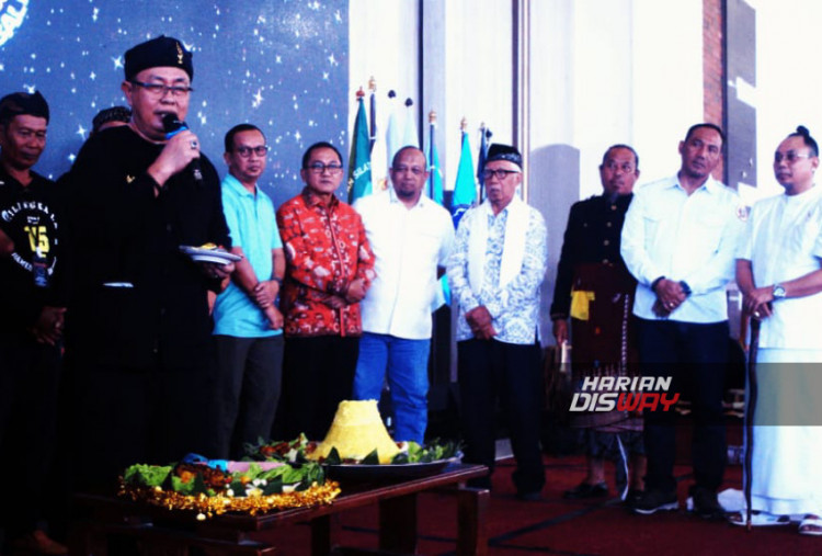 BAMUS Sunda Bali merayakan milangkala ke-15 tahun dengan semarak kebersamaan di Denpasar, Minggu (20/7). Ribuan warga Bali asal Sunda dari berbagai kabupaten/kota hadir dalam acara yang meneguhkan semangat menjaga budaya leluhur dan mempererat harmoni dengan masyarakat Bali, tanah tempat mereka bermukim dan berkarya.