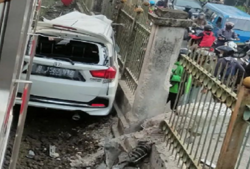KAI Bakal Tuntut Pengemudi Mobil yang Terobos Palang KRL di Citayam