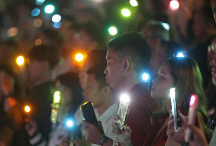 Total ada 16 sesi Ibadah Natal yang digelar di keempat lokasi tersebut yaitu, GMS Surabaya Barat (ibadah pukul 07.00, 10.00, 13.00, 16.00, dan 19.00 WIB), GMS Surabaya Timur (ibadah pukul 07.00, 10.00, 13.00, 16.00, dan 19.00 WIB), GMS Surabaya Selatan (ibadah pukul 07.00, 10.00, 13.00, dan 16.00 WIB), GMS Surabaya Pusat Utara (ibadah pukul 10.00 dan 13.00 WIB). Dalam ibadah-ibadah tersebut, Pastor Philip Mantofa mengupas secara mendalam kesetiaan Tuhan yang terdapat dalam kisah-kisah menjelang kelahiran Yesus Kristus. Dalam ibadah tersebut, Pendeta Philip juga menyelipkan doa bagi korban bencana yang terjadi di Aceh dan di beberapa wilayah Sumatra lainnya.
 Foto Boy Slamet-Harian Disway 
