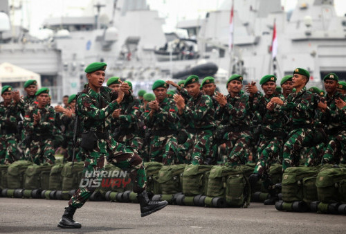 Prajurit TNI AD Satgas Pamtas RI-Papua Nugini dari Batalyon Infantri 527/BY dan Batalyon Infantri 407/PK melakukan yel-yel sebelum melakukan pemberangkatan nya menuju Papua Nugini di Koarmada II, Surabaya, Jawa Timur, Sabtu (1/4/2023). (foto: Julian Romadhon)