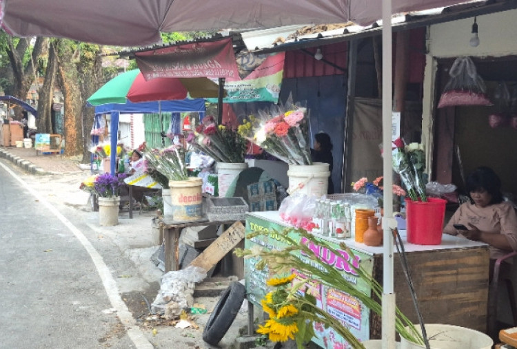Berkah Tradisi Nyekar, Penjual Bunga di TPU Jeruk Purut Kebanjiran Order