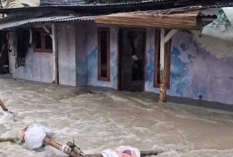 Bikin Panik! Tanggul di Pantai Bakti Bekasi Jebol, Aktivitas Warga Lumpuh Karena Banjir