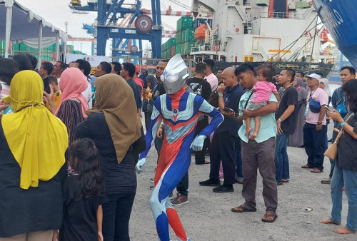 Ditinggal Pacar, Pemudik Ini Nekat Pakai Kostum Ultraman ke Kampung Halaman