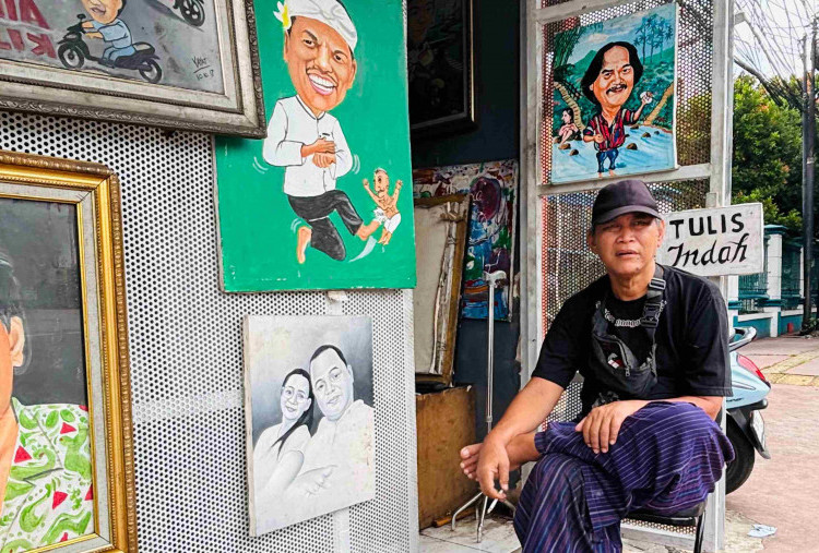 Pelukis di Pasar Baru Kenang Masa Kejayaan Kartu Ucapan Nataru, Kini Mati Ditelan Android
