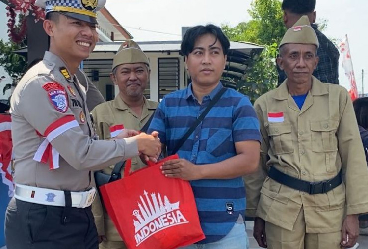 Satpas SIM Colombo Rayakan Kemerdekaan: Petugas Kostum Pejuang, Pemohon Pulang Bawa SIM dan Hadiah