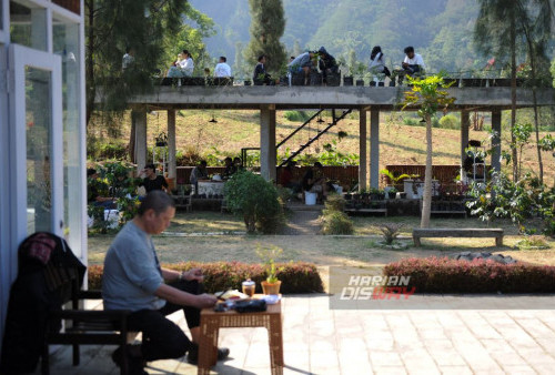 Tempat nongkrong asik dan khas kopi tengger Bromo ini menjadi sasaran para anak mudan dan para wisatawan dari berbagai daerah.
