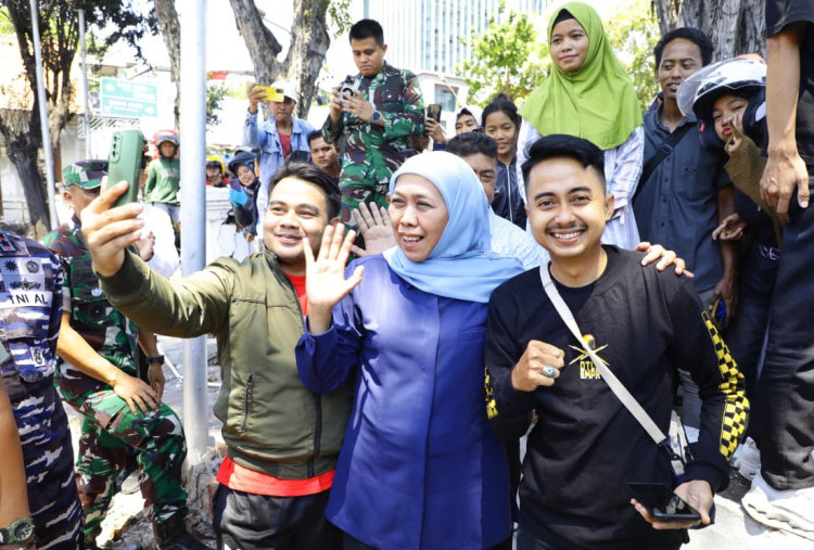 Khofifah Sapa Warga Usai Gedung Grahadi Terbakar, Ajak Jaga Kondusivitas dan Tak Terprovokasi