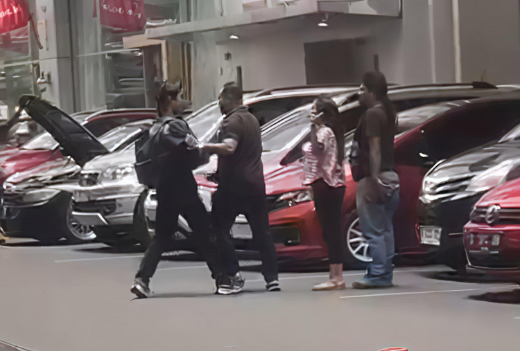 Pajero Mahasiswa Dirampas Debt Collector di Parkiran Bekasi, Korban Dipaksa Tanda Tangan Surat Penyerahan Unit