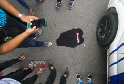 Baju bertuliskan Revolusi PSSI hasil rampasan Bonek dari aksi masa di depan Kebun Binatang Surabaya (KBS) Jawa Timur, Kamis (19/1/2023). Bonek menghalangi datangnya masa dalam unjuk rasa yang diikuti 100 orang tersebut dari Gerakan Sepak Bola Untuk Rakyat, yang dipimpin oleh Firman dan Ryu Choirul Adi. Kedatangan masa aksi itu untuk menuntut usut tuntas tragedi Kanjuruhan, Tegakkan supremasi Hukum untuk sepak bola yang baik. dan Revolusi PSSI.