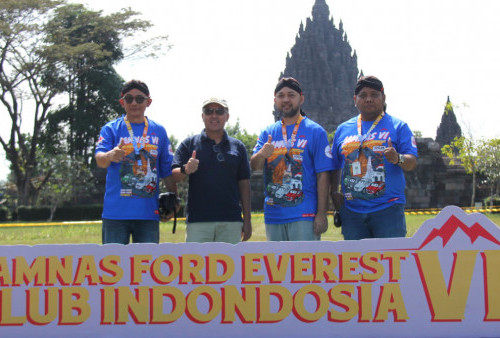 (Dari kiri): Uut Kwartono, Ketua Umum FEVCI, Toto Suharto, Country Manager RMA Indonesia bersama pengurus FEVCI usai touring di Yogyakarta (1/7) sebagai rangkaian Jambore Nasional VI Ford Everest Club Indonesia (FEVCI). 