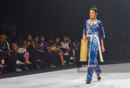 Sejumlah model memperagakan busana pada Surabaya Fashion Parade 2023 yang digelar di Tunjungan Plaza 3, Surabaya, Jawa Timur, Kamis, 7 September 2023. Fashion Parade yang mengusung tema Enigmatico ini menampilkan koleksi Sustainable Show dan menampilkan busana-busana karya desainer-desainer dari dalam negeri maupun luar negeri yang digelar hingga 10 September 2023. (Majalyn Nadiranisa Rakaputri/Harian Disway)