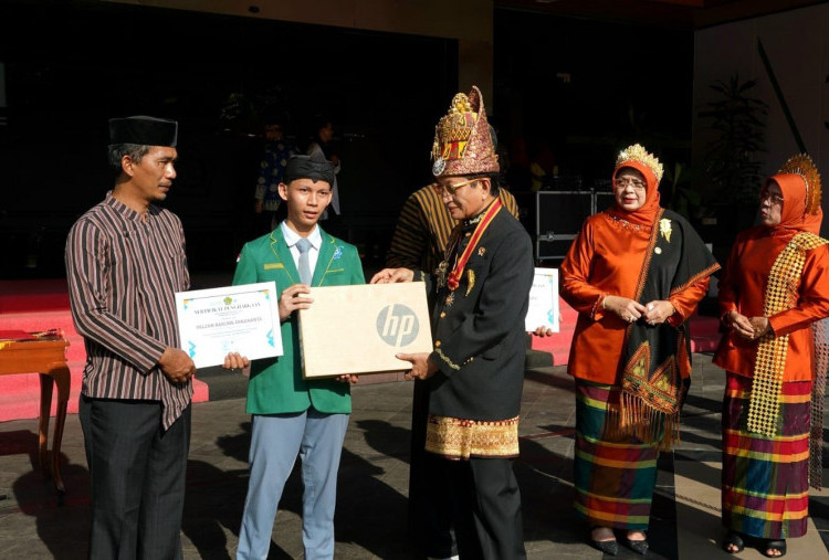 Perkenalkan Valzan dan Rifqi, 2 Siswa Madrasah Berprestasi Level Dunia yang Diapresiasi Menag Nasaruddin Umar