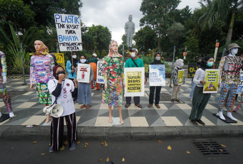 Aktivis lingkungan melakukan aksi teatrikal di Jalan Gubernur Suryo, Surabaya, Jawa Timur, Jumat 22 April 2022. Aksi yang dilakukan oleh sejumlah aktifis lingkungan Ecoton tersebut bertema Selamatkan Manusia Dari Sachet yang mengampanyekan masyarakat untuk bergaya hidup Zero Waste dan memilah sampah dari rumah menjadi 3 jenis yaitu sampah organik yang dimanfaatkan sebagai kompos, sampah residu dibuang di TPA, dan sampah anorganik untuk didaur ulang.