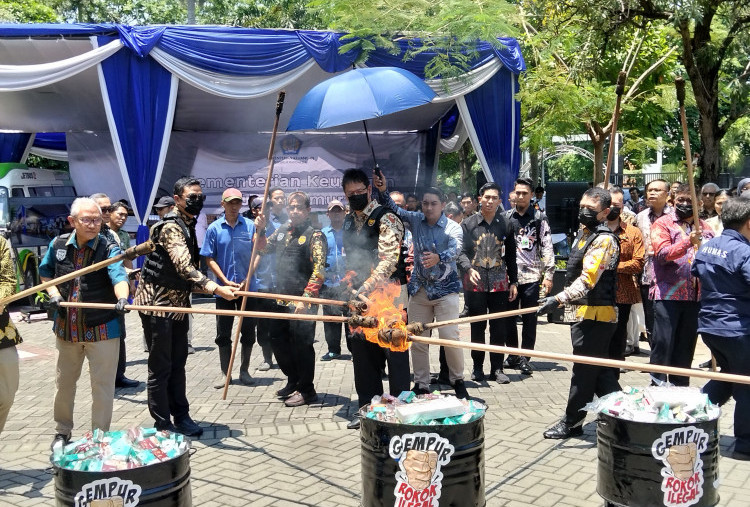 Menteri Purbaya Bakar 235,4 Juta Rokok Ilegal di Jatim: Akan Banyak yang Tertangkap!