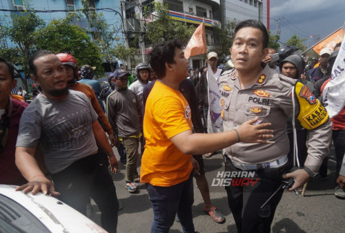 Kasat Lantas Polrestabes Surabaya AKBP Arif Fazlurrahman bersitegang dengan buruh saat mereka menghentikan kendaraan di perempatan Tugu Pahlawan Surabaya, Jawa Timur, Kamis, 4 Januari 2024. Aksi solidaritas tersebut digelar imbas dari rekannya yang diamankan oleh kepolisian Polrestabes Surabaya. Aksi buruh itu membuat arus lalu lintas di Surabaya macet hingga sepanjang 2 km. Mereka berhenti tepat di perempatan Tugu Pahlawan Surabaya dengan melakukan orasi secara bergantian. Akibatnya dari aksi tersebut jalanan kota Surabaya mengalami kemacetan panjang. (Julian Romadhon/Harian Disway)

