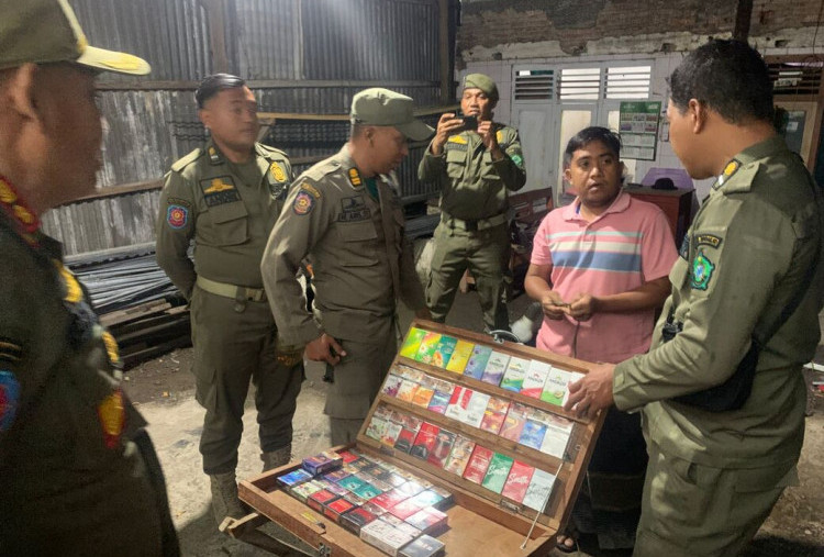 Satpol PP dan Bea Cukai Sidoarjo Amankan Ribuan Batang Rokok Ilegal