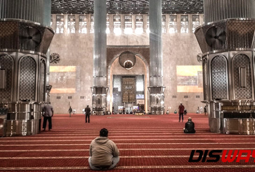 Karpet untuk shalat sudah kembali digelar di Masjid Istiqlal.