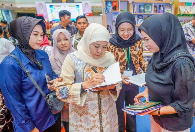 Hari Buku Sedunia, Gubernur Khofifah Ajak Perkuat Budaya Literasi untuk Mewujudkan SDM Berdaya Saing