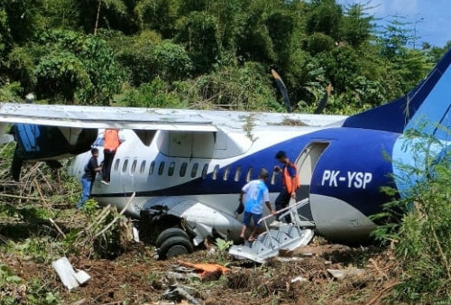 Pesawat Trigana Air PK-YSP Tergelincir di Ujung Landasan Bandara Serui Papua