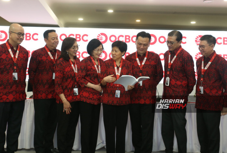 (Kiri ke kanan) Direktur PT Bank OCBC NISP Tbk (OCBC) The Ka Jit, Johannes Husin, Lili S. Budiana, Hartati, Presiden Direktur Parwati Surjaudaja, serta Direktur Martin Widjaja, Andrae Krishnawan W, dan Heriyanto dalam Rapat Umum Pemegang Saham Tahunan 2025 di Jakarta, Kamis (9/4/2026).