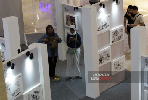 Pengunjung menyaksikan lukisan karikatur yang dipajang di Tunjungan Plaza 6 Surabaya, Jawa Timur, Minggu, 10 September 2023. Pameran karikatur diadakan dalam rangka pesta demokrasi menjelang Pemilu 2024 karya dari GM Sudarto, Pramono R Pramoedja, Itok Isdiyanto, Thomas Lionar, Non-o (Sudi Purwono), Anwar Rosyid, Gatot Eko Cahyono (Gatote) yang digelar tanggal 8 hingga 10 September 2023 ini mengusung tema 