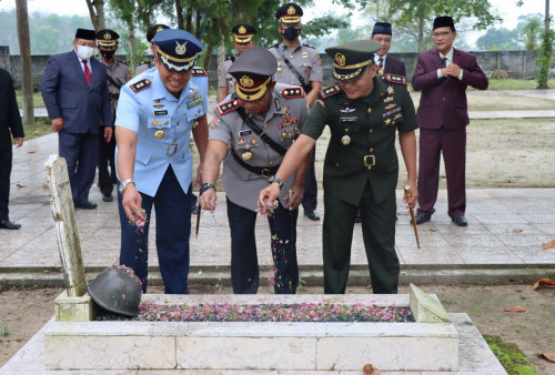 Beda Korps, Tiga Perwira Ini Tetap Kompak Beri Penghormatan Kepada Pahlawan