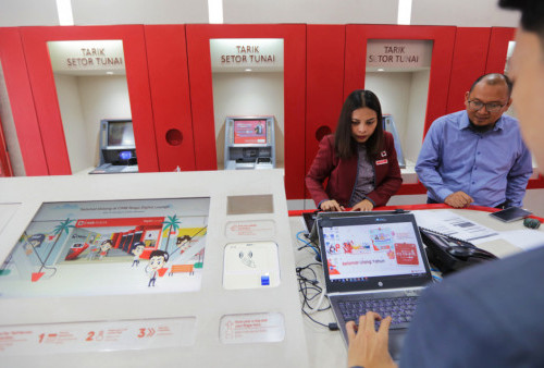 Digital Banking Manager CIMB Niaga sedang melayani nasabah di CIMB Niaga Digital Lounge Mal Bali Galeria, Bali, Rabu (4/10/2023). (Raka Denny/Harian Disway)