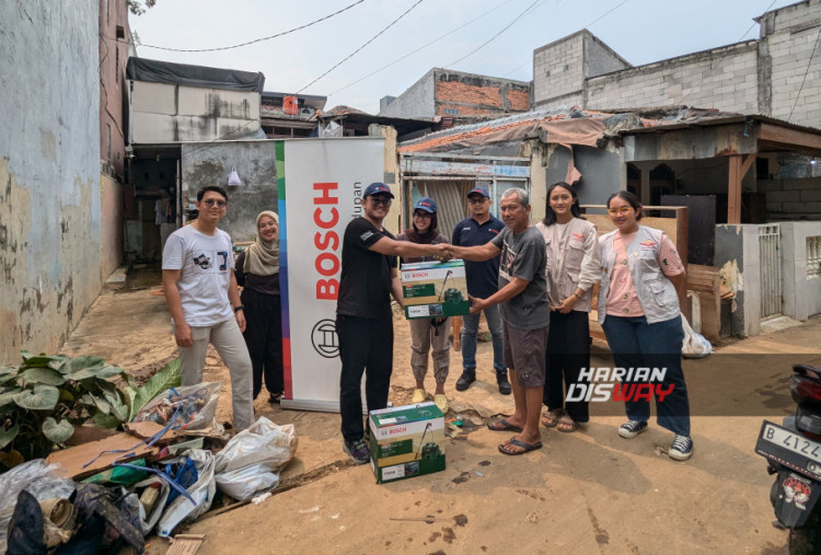 Marketing Outdoor Garden Bosch Power Tools Maulana Cheka Bakti (Kiri Depan) memberikan langsung alat pembersih bertekanan tinggi Bosch Easy Aquatak kepada Yayasan Tunas Bakti Nusantara (YTBN) yang diwakilkan perwakilan warga di Kelurahan Bidara Cina, Jakarta Timur, Kamis (6/3) yang salah satu warganya ialah karyawan Bosch Indonesia. 