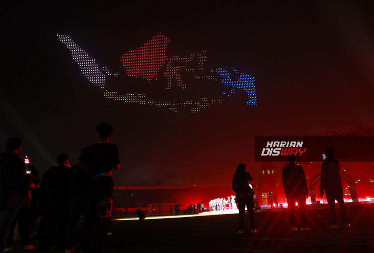 Penutupan Piala Presiden 2025 berlangsung megah dan penuh makna di Stadion Si Jalak Harupat, Kabupaten Bandung, Jawa Barat, pada Minggu (13/7/2025). Momen puncak acara dimeriahkan oleh atraksi spektakuler 1.400 drone yang membentuk berbagai formasi di langit malam, termasuk wajah Presiden Republik Indonesia, Prabowo Subianto. Selain pertunjukan drone, suasana juga semarak berkat penampilan 2.500 anak dari Sekolah Sepak Bola (SSB) dan alunan khas budaya Sunda dari 250 pemain angklung Saung Angklung Udjo. Perpaduan teknologi, olahraga, dan seni budaya ini menjadi penutup yang berkesan dalam ajang sepak bola bergengsi Tanah Air. — Haritsah Almudatsir/Harian Disway