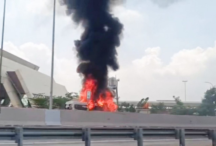 Mobil Rombongan Pengantin dari Probolinggo Terbakar di Tol Pandaan–Malang