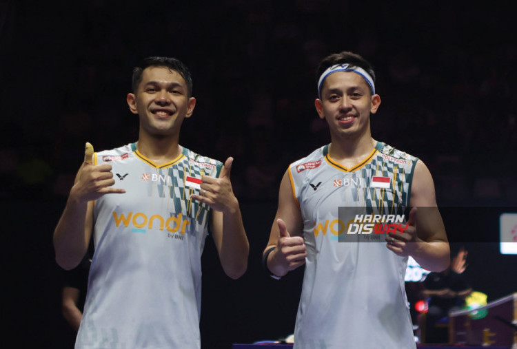 Pebulutangkis ganda Putra Indonesia Fajar Alfian/Muhammad Rian Ardianto saat tampil pada babak 32 besar Indonesia Open 2025 di Istora Senayan, Jakarta, Rabu (4/6/2025). Fajar Alfian/Muhammad Rian Ardianto melaju ke babak 16 besar usai mengalahkan pasangan ganda putra Denmark GoLundgaard/Vestergaard dengan skor 21-10, 21-19. HARITSAH ALMUDATSIR/HARIAN DISWAY