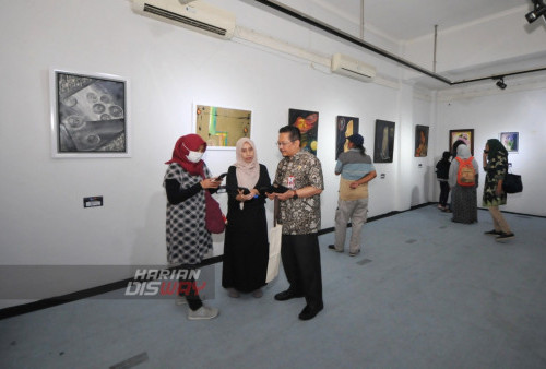 Puluhan pengunjung menghadiri pembukaan Pameran Lukisan Meniti Cinta yang digelar di Gallery Prabangkara, Taman Budaya Jawa Timur, Surabaya, Kamis (23/2/2023). Pameran yang menampilkan lukisan dari 12 pelukis yaitu Yunus Jubair, Gustaf, A. Lutfi, Didi Dyan, Dewiku, Tri Irianto, Roman Ol, Ferry Rudiansyah, Ahmad Suki, Ucup STKW, Ali Taufan, dan Ridwan SS tersebut digelar mulai tanggal 23 Februari hingga 1 Maret 2023 dengan mengusung tema Meniti Cinta. (foto: Julian Romadhon) 