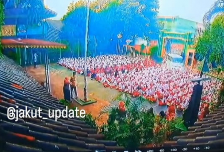 Detik-Detik Mini Bus Tabrak Siswa SDN 01 Kalibaru Cilincing, Lindas Siswa yang Tengah Duduk di Lapangan