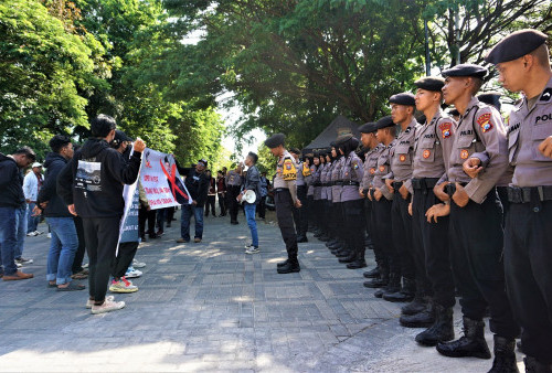 Kantor Bawaslu Jatim Didemo, Massa Tuntut Pemecatan Ketua Bawaslu Surabaya