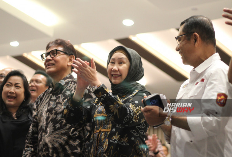 Ki-ka: Sekretaris Yayasan Astra – Yayasan Dharma Bhakti Astra, Ema Poedjiwati Prasetio; Ketua Yayasan Astra – Yayasan Dharma Bhakti Astra, Rahmat Samulo; Direktur IKM LMEA Kementerian Perindustrian Republik Indonesia, Dini Hanggandari; Wakil Ketua Umum Bidang Perindustrian Kamar Dagang dan Industri Indonesia, Saleh Husin.
Yayasan Astra – Yayasan Dharma Bhakti Astra bersama enam perusahaan Grup Astra resmi memulai Program IKM Development 2026 melalui acara kick off di William Soeryadjaya Hall, PT Astra International Tbk, Jakarta, Rabu (22/4/2026).