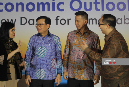 Ki-ka: Wholesale Banking Director UOB Indonesia Harapman Kasan, Global Market Director UOB Indonesia Sonny Samuel, dan ASEAN Economist UOB Enrico Tanuwidjaja berdiskusi setelah UOB Economic Outlook 2025.