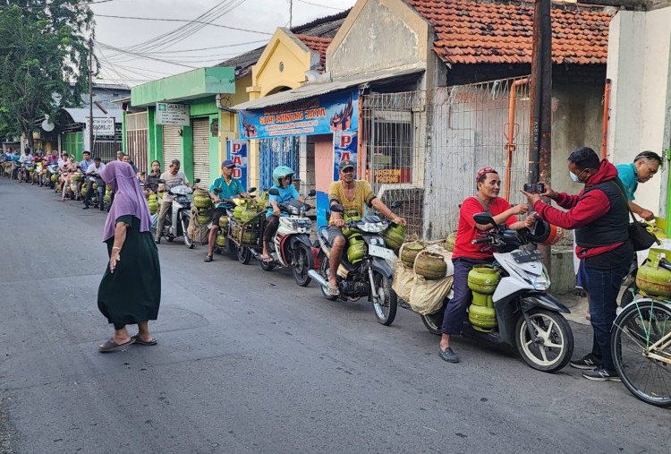 Pertamina: Antrean Panjang LPG 3 Kg di Surabaya karena Transisi Kebijakan dan Panic Buying