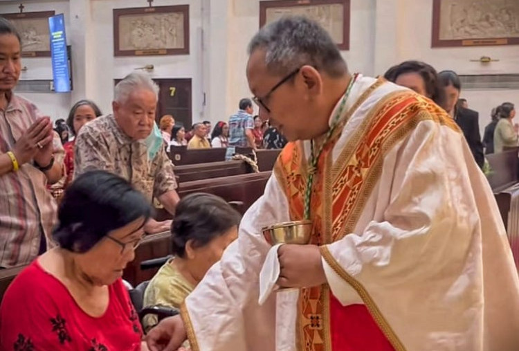 Misa Malam Natal Katedral, Eri Cahyadi Beri Selamat, Uskup Berpesan Soal Keluarga