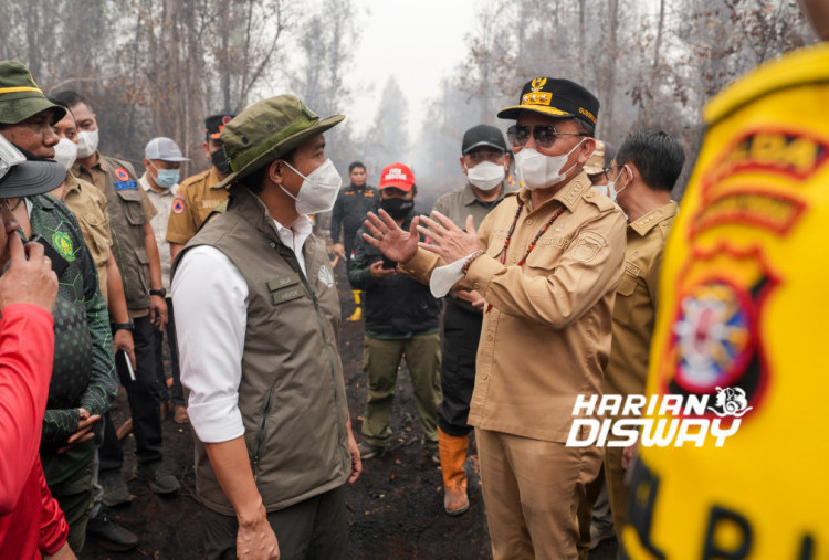 Raja Antoni juga menegaskan pemerintah pusat dan daerah terus bekerja menangani karhutla yang menyebabkan masyarakat terdampak asap selama beberapa bulan terakhir. Ia mengapresiasi petugas gabungan dari Manggala Agni, TNI, Polri, dan pemerintah daerah yang tetap bekerja di lapangan meski menghadapi kelelahan dan risiko tinggi. Foto: Kemenhut