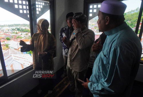 Presiden Direktur & CEO PT XL Axiata Tbk (XL Axiata), Dian Siswarini (kiri) melakukan peninjauan Masjid Kartini Soenantara yang terletak di Bukit Rajawali, Kabupaten Banggai, Luwuk, Sulawesi Tengah, Jumat (17/3/2023). Masjid Kartini Soenantara ini dibangun sejak Desember 2022, dengan menggunakan dana dari manajemen dan karyawan XL Axiata. Wakil Gubernur Sulawesi Tengah, Drs. H. Ma'mun Amir dalam sambutannya yang dilakukan secara daring berharap masyarakat agar menjaga dan merawat masjid yang dibangun, agar bisa terus bermanfaat untuk generasi selanjutnya. (foto: Julian Romadhon)