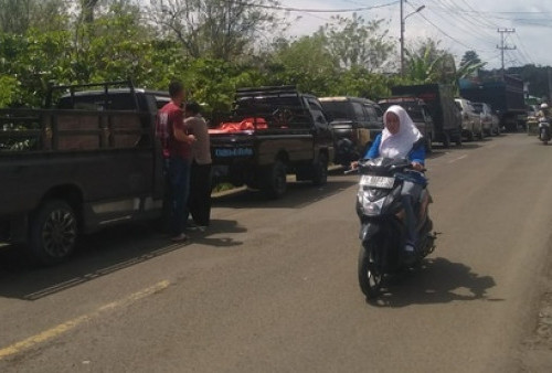 Solar Langka, Sopir Truk Sampai Bermalam di SPBU