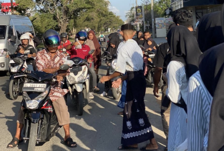 Siswa Sekolah Rakyat Aceh Besar Bagikan Takjil Gratis