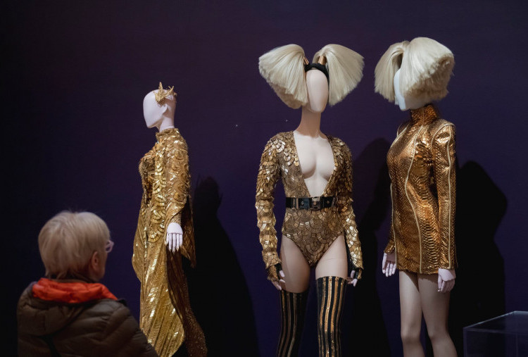 Pameran Solid Gold di Brooklyn Museum, Emas sebagai Ekspresi Seni dan Kekuasaan