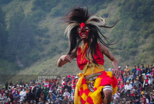 Ribuan pengunjung memadati lautan pasir di Festival Eksotika Bromo 2022 yang digelar secara terbuka di Kaldera Bromo, di Dusun Cemoro Lawang, Desa Ngadisari, Kecamatan Sukapura, Kabupaten Probolinggo, Jawa Timur, Sabtu dan Minggu 11-12 Juni 2022. 