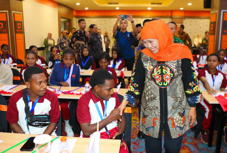 Khofifah Apresiasi 105 Siswa Papua Penerima Beasiswa ADEM Lolos PTN