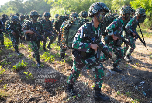 Upacara pengangkatan warga kehormatan Korps Marinir di Pantai Banongan, Situbondo, Jawa Timur, Selasa 1 Agustus 2023. Korps Marinir TNI AL resmi mengangkat Menko Polhukam Mahfud MD menjadi warga kehormatan Korps Marinir. (Julian Romadhon/Harian Disway)