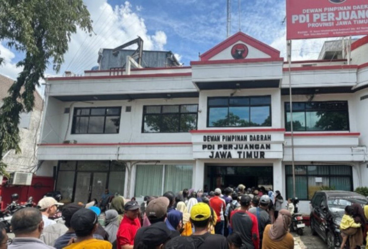 Rekatkan Kebersamaan dengan Berbagi Sembako Ramadan di Halaman Kantor DPD PDIP Jatim